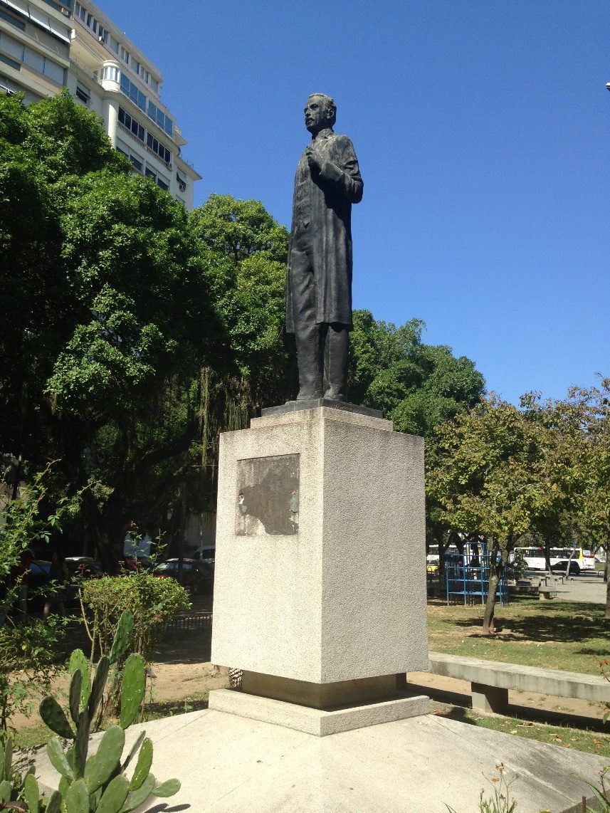Carlos Chagas' staute (2).JPG